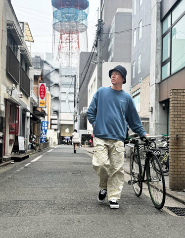 個性的なサンドカモは<br>ブルーを合わせ上品に