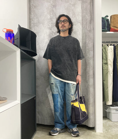 シンプルコーデには<br>小物で色味をプラス