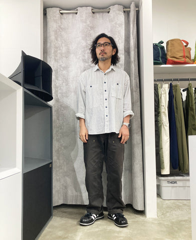 薄手の長袖シャツは<br>手首を出してスッキリと