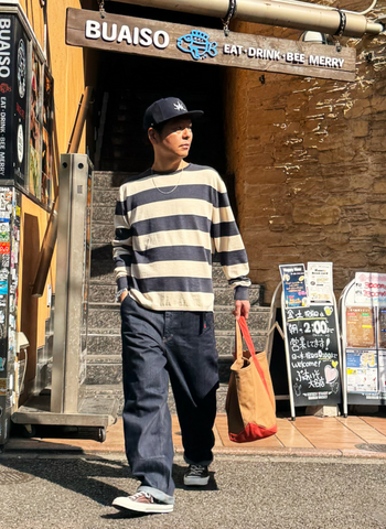 ボーダーのニットに<br>小物でアクセントを