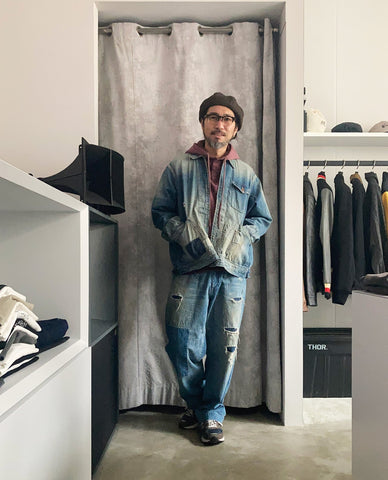 デニムセットアップには<br>差し色を！