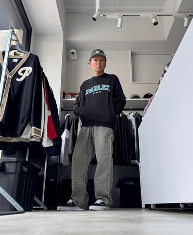 何気ないのに際立つ黒<br>ポイントは隠しポケ