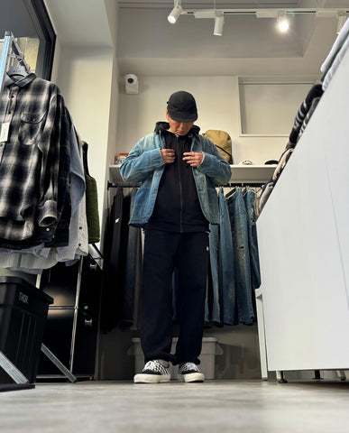 心地いいスウェットに<br>ムードを変える1枚を